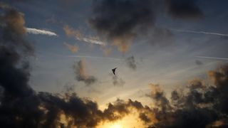 Mladić na zadarskoj rivi iskoristio je južinu za akrobacije zmajem u sami smiraj dana. Photo: Filip Brala/PIXSELL Mladić na zadarskoj rivi iskoristio je južinu za akrobacije zmajem u sami smiraj dana. Photo: Filip Brala/PIXSELL