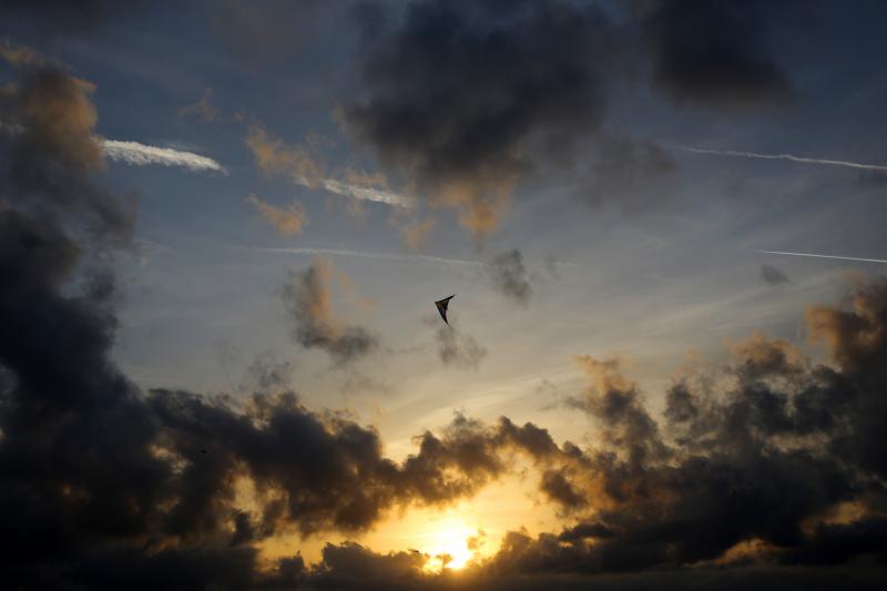 Mladić na zadarskoj rivi iskoristio je južinu za akrobacije zmajem u sami smiraj dana. Photo: Filip Brala/PIXSELL Mladić na zadarskoj rivi iskoristio je južinu za akrobacije zmajem u sami smiraj dana. Photo: Filip Brala/PIXSELL