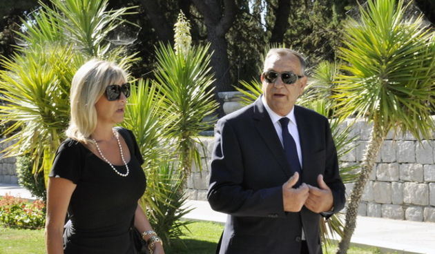 Split, 270611.
Na splitskom groblju Lovrinac pokopan je velikan nogometa Tomislav Ivic uz nazocnost mnogobrojnih nogometasa, nogometnih funkcionera i  prijatelja. Tomislav je bio trener koji se trazio i u svijetu.
Na slici: kci Majda Ivic i trener Sloboda