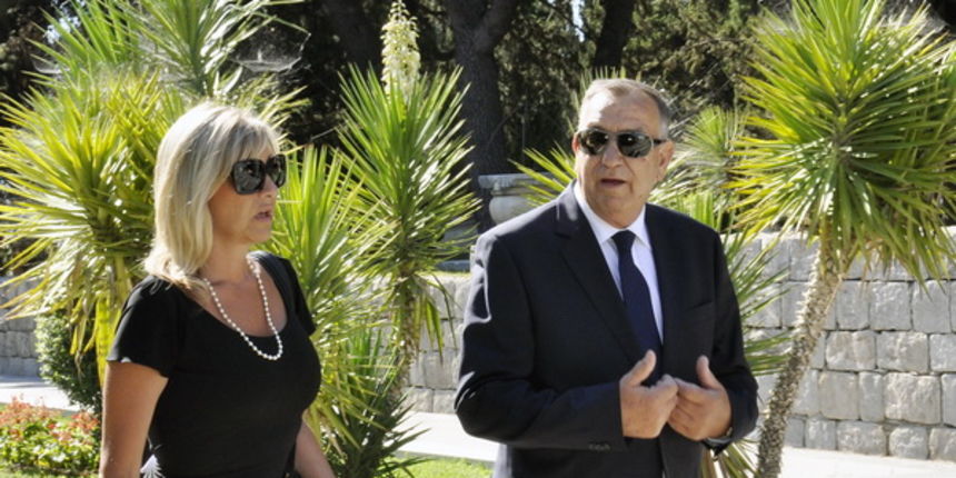 Split, 270611.
Na splitskom groblju Lovrinac pokopan je velikan nogometa Tomislav Ivic uz nazocnost mnogobrojnih nogometasa, nogometnih funkcionera i  prijatelja. Tomislav je bio trener koji se trazio i u svijetu.
Na slici: kci Majda Ivic i trener Sloboda