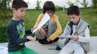 Zadar, 290312.
Danas se u kulturnoj udruzi / centru ” Planet BB ” odrzala audicija za ulogu u popularnoj TV seriji “Larin izbor”. Sudjelovali su djecaci u dobi 6 – 10 godina.
Na fotografiji: djecaci vjezbaju tekst pred audiciju.
Foto: Luka Gerlanc / CROPI Zadar, 290312.
Danas se u kulturnoj udruzi / centru ” Planet BB ” odrzala audicija za ulogu u popularnoj TV seriji “Larin izbor”. Sudjelovali su djecaci u dobi 6 – 10 godina.
Na fotografiji: djecaci vjezbaju tekst pred audiciju.
Foto: Luka Gerlanc / CROPI