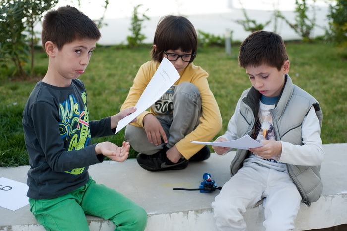 Zadar, 290312.
Danas se u kulturnoj udruzi / centru ” Planet BB ” odrzala audicija za ulogu u popularnoj TV seriji “Larin izbor”. Sudjelovali su djecaci u dobi 6 – 10 godina.
Na fotografiji: djecaci vjezbaju tekst pred audiciju.
Foto: Luka Gerlanc / CROPI Zadar, 290312.
Danas se u kulturnoj udruzi / centru ” Planet BB ” odrzala audicija za ulogu u popularnoj TV seriji “Larin izbor”. Sudjelovali su djecaci u dobi 6 – 10 godina.
Na fotografiji: djecaci vjezbaju tekst pred audiciju.
Foto: Luka Gerlanc / CROPI