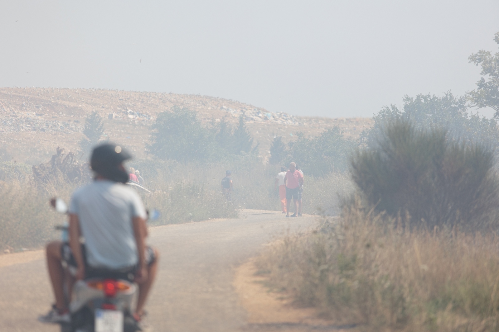 Vatrogasci i kanaderi lokalizirali požar u blizini gradskog deponija Vatrogasci i kanaderi lokalizirali požar u blizini gradskog deponija