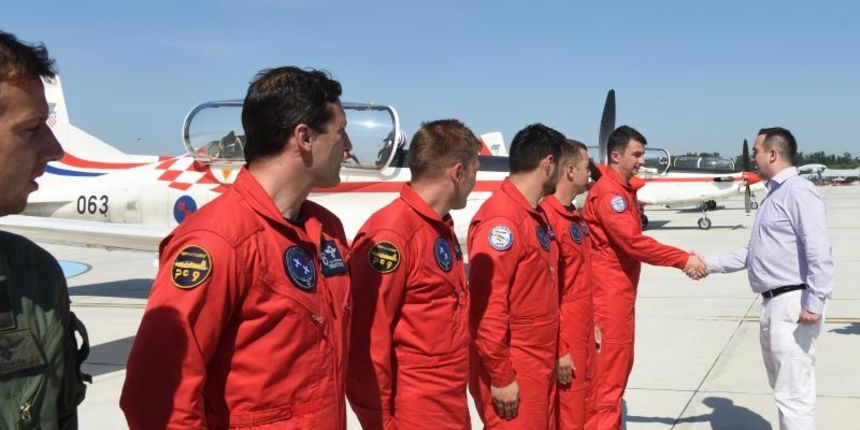 Zagreb: Članovi Krila Oluje vratili se u Hrvatsku nakon osvojene nagrade na vojnom aeromitingu Zagreb: Članovi Krila Oluje vratili se u Hrvatsku nakon osvojene nagrade na vojnom aeromitingu