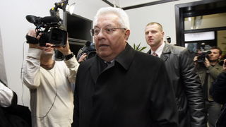 Zagreb, 040110.
Sjediste HDZ-a.
U sjedistu HDZ-a odlucuje se o sankcijama Ivi Sanaderu zbog jucerasnjeg istupanja u javnosti iza ledja premijerki i predsjednici HDZ-a Jadranki Kosor.
Predsjednik Sabora Luka Bebic dolazi u stranku na sastanak.
Foto: Davor