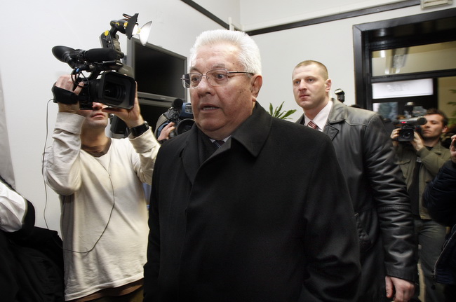 Zagreb, 040110.
Sjediste HDZ-a.
U sjedistu HDZ-a odlucuje se o sankcijama Ivi Sanaderu zbog jucerasnjeg istupanja u javnosti iza ledja premijerki i predsjednici HDZ-a Jadranki Kosor.
Predsjednik Sabora Luka Bebic dolazi u stranku na sastanak.
Foto: Davor