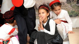 Zadar, 080111.
U Nadinu, selu pokraj Benkovca odrzana je danas
4. Cvitarijada pod nazivom Najbolji cvitarasi od Nina do Knina. Rijec je o natjecanju u kojem je sudjelovalo oko
30-ak samoukih sviraca etno skladbi na usnoj harmonici.
Na slici: djeca u n Zadar, 080111.
U Nadinu, selu pokraj Benkovca odrzana je danas
4. Cvitarijada pod nazivom Najbolji cvitarasi od Nina do Knina. Rijec je o natjecanju u kojem je sudjelovalo oko
30-ak samoukih sviraca etno skladbi na usnoj harmonici.
Na slici: djeca u n