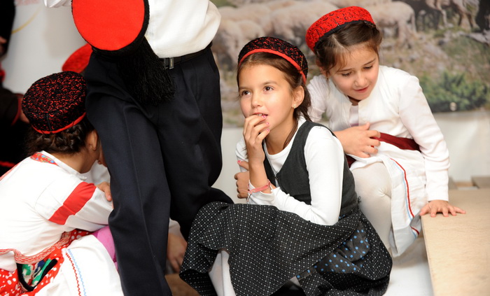 Zadar, 080111.
U Nadinu, selu pokraj Benkovca odrzana je danas
4. Cvitarijada pod nazivom Najbolji cvitarasi od Nina do Knina. Rijec je o natjecanju u kojem je sudjelovalo oko
30-ak samoukih sviraca etno skladbi na usnoj harmonici.
Na slici: djeca u n Zadar, 080111.
U Nadinu, selu pokraj Benkovca odrzana je danas
4. Cvitarijada pod nazivom Najbolji cvitarasi od Nina do Knina. Rijec je o natjecanju u kojem je sudjelovalo oko
30-ak samoukih sviraca etno skladbi na usnoj harmonici.
Na slici: djeca u n