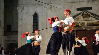 Nastup ansambla Lado ispred crkve sv. Marije ; foto Iva Perinčić Nastup ansambla Lado ispred crkve sv. Marije ; foto Iva Perinčić