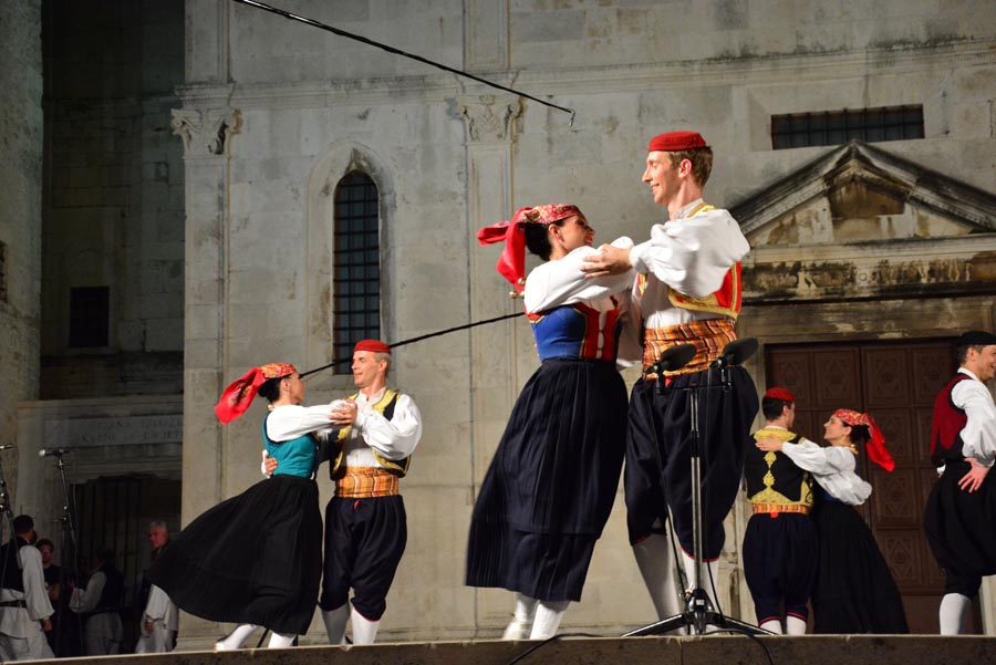 Nastup ansambla Lado ispred crkve sv. Marije ; foto Iva Perinčić Nastup ansambla Lado ispred crkve sv. Marije ; foto Iva Perinčić