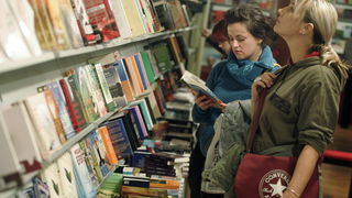 Pula,041209.
Recesijski, ali veselo i uz pjesmu otvoren je u petak jubilarni 15. Sa(n)jam knjige u Istri, koji ce do 13. prosinca okupiti vise od 200 autora i 300 nakladnika.Sajam je prigodnim rijecima otvorio veliki argentinsko-kanadski knjizevnik Albert Pula,041209.
Recesijski, ali veselo i uz pjesmu otvoren je u petak jubilarni 15. Sa(n)jam knjige u Istri, koji ce do 13. prosinca okupiti vise od 200 autora i 300 nakladnika.Sajam je prigodnim rijecima otvorio veliki argentinsko-kanadski knjizevnik Albert