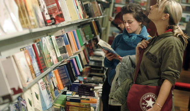 Pula,041209.
Recesijski, ali veselo i uz pjesmu otvoren je u petak jubilarni 15. Sa(n)jam knjige u Istri, koji ce do 13. prosinca okupiti vise od 200 autora i 300 nakladnika.Sajam je prigodnim rijecima otvorio veliki argentinsko-kanadski knjizevnik Albert