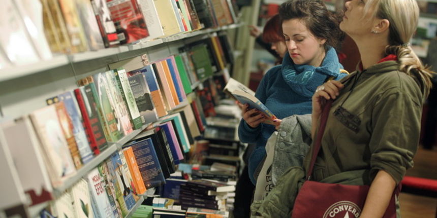 Pula,041209.
Recesijski, ali veselo i uz pjesmu otvoren je u petak jubilarni 15. Sa(n)jam knjige u Istri, koji ce do 13. prosinca okupiti vise od 200 autora i 300 nakladnika.Sajam je prigodnim rijecima otvorio veliki argentinsko-kanadski knjizevnik Albert