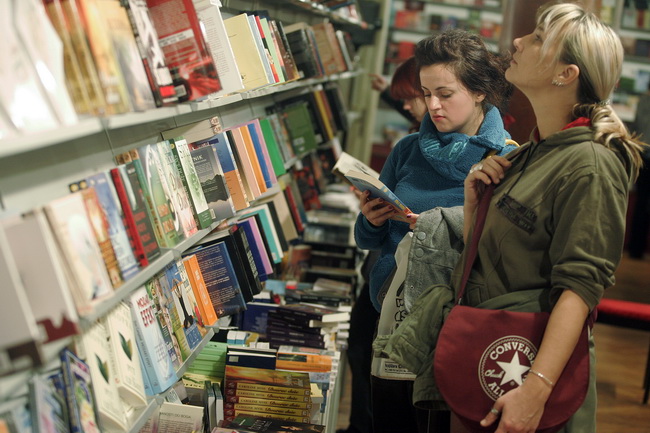 Pula,041209.
Recesijski, ali veselo i uz pjesmu otvoren je u petak jubilarni 15. Sa(n)jam knjige u Istri, koji ce do 13. prosinca okupiti vise od 200 autora i 300 nakladnika.Sajam je prigodnim rijecima otvorio veliki argentinsko-kanadski knjizevnik Albert Pula,041209.
Recesijski, ali veselo i uz pjesmu otvoren je u petak jubilarni 15. Sa(n)jam knjige u Istri, koji ce do 13. prosinca okupiti vise od 200 autora i 300 nakladnika.Sajam je prigodnim rijecima otvorio veliki argentinsko-kanadski knjizevnik Albert