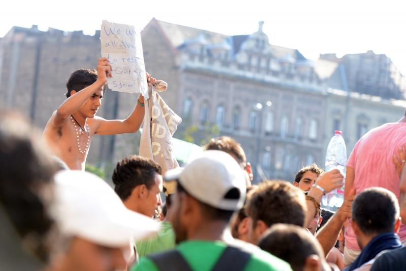 Izbjeglice i imigranti na željezničkom kolodvoru Keleti ulicama Budimpešte, Photo: Marko Jurinec/PIXSELL Izbjeglice i imigranti na željezničkom kolodvoru Keleti ulicama Budimpešte, Photo: Marko Jurinec/PIXSELL