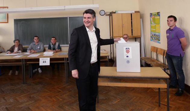 Zagreb – Premijer RH Zoran Milanovic sa suprugom Sanjom glasovao je na birackom mjesto u Krajiskoj ulici na izborima za Europski paralament. Photo: Zeljko Lukunic/PIXSELL