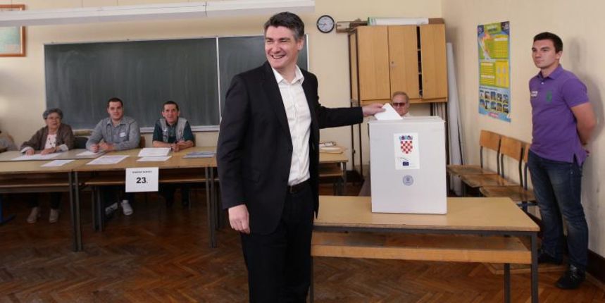 Zagreb – Premijer RH Zoran Milanovic sa suprugom Sanjom glasovao je na birackom mjesto u Krajiskoj ulici na izborima za Europski paralament. Photo: Zeljko Lukunic/PIXSELL