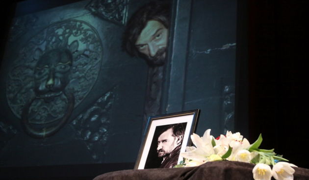 Dubrovnik, 200211. Danas je u Kazalistu Marina Drzica odrzana komemoracija za nedavno preminulog hrvatskog glumca Predraga Vusovica Predja. Na Predjov bogati umjetnicki opus i nepresusni talent podsjetili su njegovi kolege i prijatelji Jasna Jukic, Davor