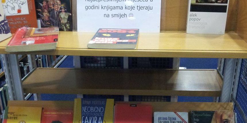 Gradska knjižnica Zadar opremila policu za terapiju smijehom Gradska knjižnica Zadar opremila policu za terapiju smijehom