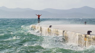Spektakularna igra valova na zadarskoj rivi 5. studenog 2014.  Foto: Marin Pitton
