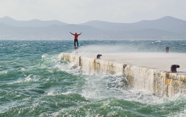 Spektakularna igra valova na zadarskoj rivi 5. studenog 2014.  Foto: Marin Pitton