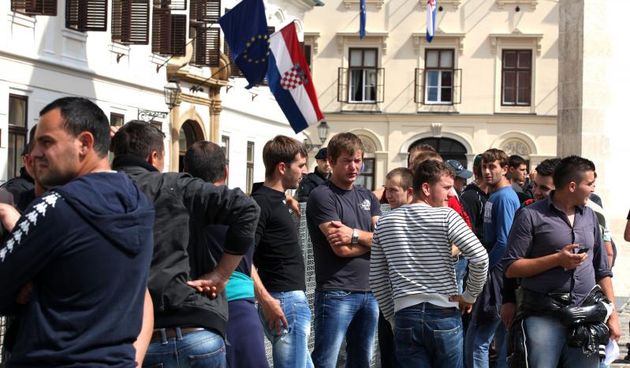 06.06.2013., Zagreb – Seljaci ispred zgrade Vlade RH traze razgovor s premijerom Zoranom Milanovicem. Hrvatski seljacki savez najavio je prosvjede ukoliko im se do ulaska u EU ne ispalte poticaji. Photo: Patrik Macek/PIXSELL