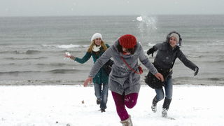 Split, 030212.
Nakon nekoliko godina, danima najavljivan snijeg pao je i na Splitskom podrucju. Iako je bio najavljen, Splicani nisu bili spremni na bijeli pokrivac, te im je on uz snaznu buru otezavao svakodnevni zivot. Gradski autobusi ne voze a skole, Split, 030212.
Nakon nekoliko godina, danima najavljivan snijeg pao je i na Splitskom podrucju. Iako je bio najavljen, Splicani nisu bili spremni na bijeli pokrivac, te im je on uz snaznu buru otezavao svakodnevni zivot. Gradski autobusi ne voze a skole,
