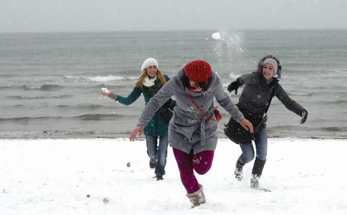 Split, 030212.
Nakon nekoliko godina, danima najavljivan snijeg pao je i na Splitskom podrucju. Iako je bio najavljen, Splicani nisu bili spremni na bijeli pokrivac, te im je on uz snaznu buru otezavao svakodnevni zivot. Gradski autobusi ne voze a skole, Split, 030212.
Nakon nekoliko godina, danima najavljivan snijeg pao je i na Splitskom podrucju. Iako je bio najavljen, Splicani nisu bili spremni na bijeli pokrivac, te im je on uz snaznu buru otezavao svakodnevni zivot. Gradski autobusi ne voze a skole,