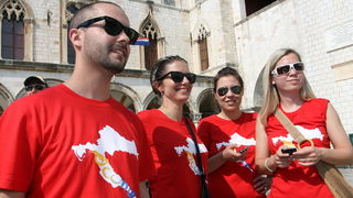 Dubrovnik, 030611.
Nakon 2500 km i dva mjeseca putovanja Welcome tim predvodjen Danielom Lackom stigao je u stari gradski Porat gdje ga je docekala limena glazba i mazoretkinje, a potom je ispred crkve Svetog Vlaha uprilicen program doceka, te u Luzi otvo Dubrovnik, 030611.
Nakon 2500 km i dva mjeseca putovanja Welcome tim predvodjen Danielom Lackom stigao je u stari gradski Porat gdje ga je docekala limena glazba i mazoretkinje, a potom je ispred crkve Svetog Vlaha uprilicen program doceka, te u Luzi otvo