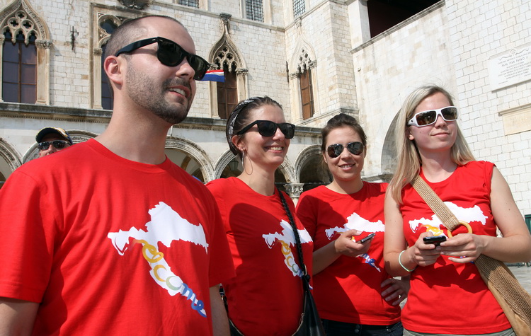 Dubrovnik, 030611.
Nakon 2500 km i dva mjeseca putovanja Welcome tim predvodjen Danielom Lackom stigao je u stari gradski Porat gdje ga je docekala limena glazba i mazoretkinje, a potom je ispred crkve Svetog Vlaha uprilicen program doceka, te u Luzi otvo Dubrovnik, 030611.
Nakon 2500 km i dva mjeseca putovanja Welcome tim predvodjen Danielom Lackom stigao je u stari gradski Porat gdje ga je docekala limena glazba i mazoretkinje, a potom je ispred crkve Svetog Vlaha uprilicen program doceka, te u Luzi otvo