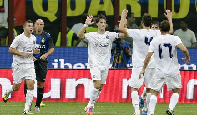 Milano, 090812.
Uzvratna utakmica treceg pretkola Europske lige izmedju Hajduka i Intera iz Milana.
Na slici: slavlje igraca Hajduka.
Ante Vukosic, Jozinovic.
Foto: Roberto Bregani – FOTOPRESS / CROPIX