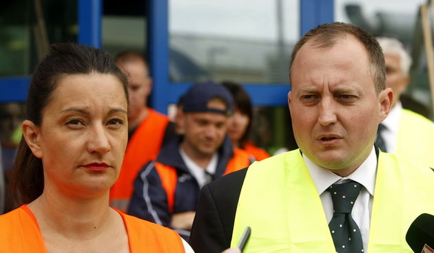Zagreb, 160513.
Uprava Croatia Airlinesa u Buzinu. 
Konferencija za medije. Treci dan strajka Sindikata pilota i kabinskog osoblja u hrvatskom nacionalnom avio-prijevozniku Croatia Airlinesu. 
Na fotografiji: Ivana Lojo i Tomislav Gradisar.
Foto: Ronald G