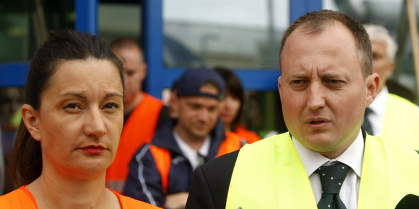 Zagreb, 160513.
Uprava Croatia Airlinesa u Buzinu. 
Konferencija za medije. Treci dan strajka Sindikata pilota i kabinskog osoblja u hrvatskom nacionalnom avio-prijevozniku Croatia Airlinesu. 
Na fotografiji: Ivana Lojo i Tomislav Gradisar.
Foto: Ronald G