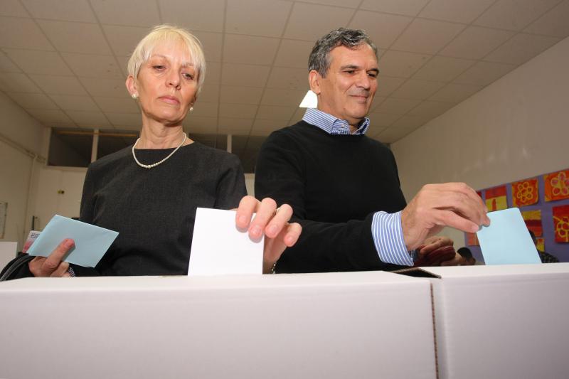 SDP-ov kandidat za gradonacelnika Ivo Bilic glasovao je na izbornom mjestu Diklo sa svojom suprugom. Photo: Dino Stanin/PIXSELL SDP-ov kandidat za gradonacelnika Ivo Bilic glasovao je na izbornom mjestu Diklo sa svojom suprugom. Photo: Dino Stanin/PIXSELL
