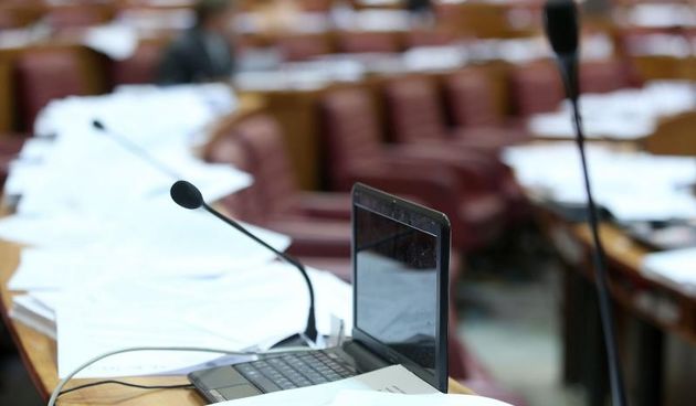 Saborski zastupnici na razne nacine skupljaju informacije prije pocetka sjednice. Laptopi, tableti i pametni telefoni raznih proizvodjaca za vecinu su pozeljne platforme, ali jos uvijek ima onih koji ce prednost dati klasicnom tisku. Photo: Patrik Macek/P