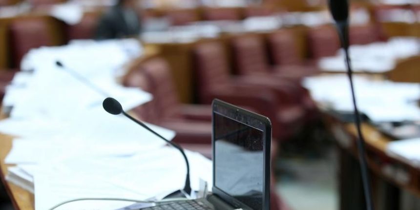 Saborski zastupnici na razne nacine skupljaju informacije prije pocetka sjednice. Laptopi, tableti i pametni telefoni raznih proizvodjaca za vecinu su pozeljne platforme, ali jos uvijek ima onih koji ce prednost dati klasicnom tisku. Photo: Patrik Macek/P Saborski zastupnici na razne nacine skupljaju informacije prije pocetka sjednice. Laptopi, tableti i pametni telefoni raznih proizvodjaca za vecinu su pozeljne platforme, ali jos uvijek ima onih koji ce prednost dati klasicnom tisku. Photo: Patrik Macek/P