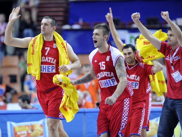 Katowice, 190909.
Dvorana Sport Arena Spodek.
Europsko prvenstvo u kosarci u Poljskoj, razigravanje izmedju Rusije i Hrvatske za odlazak na Svjetsko prvenstvo u Turskoj slijedece godine.
Na slici: slavlje kosarkasa nakon trice Ukica.
Foto: Drago Sopta  /