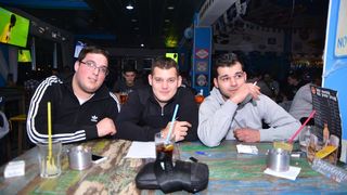 Famous Bar: 1. kolo Lige sportskog kviza “Nogometne ikone” 27. listopada 2016. Foto. Iva Perinčić Famous Bar: 1. kolo Lige sportskog kviza “Nogometne ikone” 27. listopada 2016. Foto. Iva Perinčić