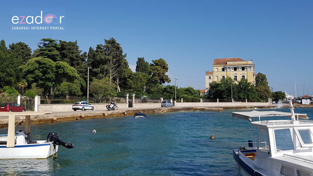 Divljao golfom po Brodarici pa završio u moru kod HAZU-a Divljao golfom po Brodarici pa završio u moru kod HAZU-a