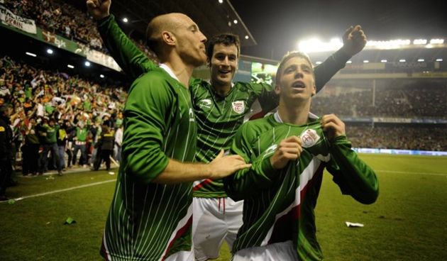 Euskadi players (from L) Gaizka Toquero, Mikel Gonzalez and Iker Munain celebrate a goal by Munain against Venezuela // Reuters