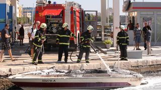 Oko 14 sati na benzinskoj stanici na Branimirovoj obali izbio je požar na gliseru. Požar su ugasili vatrogasci, a gliser je u potpunosti uništen. Photo: Dino Stanin/PIXSELL