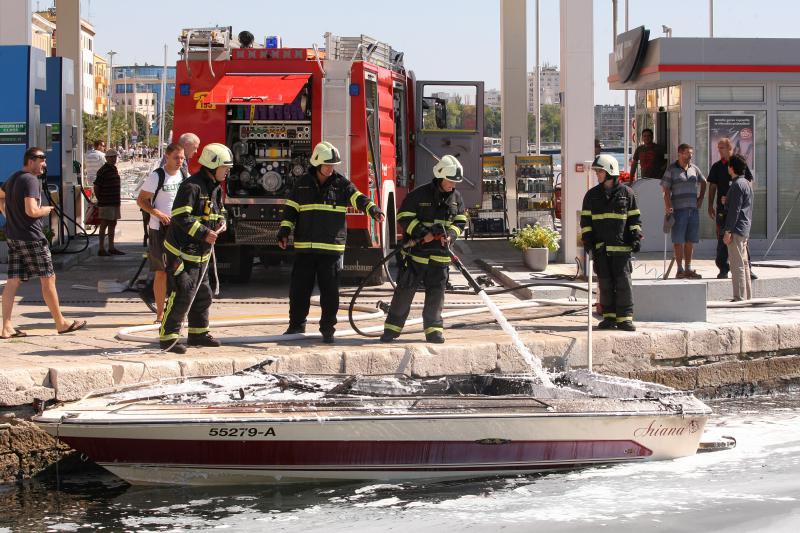 Oko 14 sati na benzinskoj stanici na Branimirovoj obali izbio je požar na gliseru. Požar su ugasili vatrogasci, a gliser je u potpunosti uništen. Photo: Dino Stanin/PIXSELL