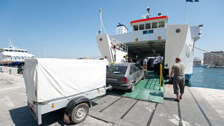 Zadar, 220612
Mnogi su iskoristili praznike kako bi povezali produzeni vikend i otisli na more pa je tako danas u zadarskoj trajektnoj luci pojacan promet.
Na fotografiji: detalj iz trajektne luke
Foto: Luka Gerlanc / CROPIX Zadar, 220612
Mnogi su iskoristili praznike kako bi povezali produzeni vikend i otisli na more pa je tako danas u zadarskoj trajektnoj luci pojacan promet.
Na fotografiji: detalj iz trajektne luke
Foto: Luka Gerlanc / CROPIX