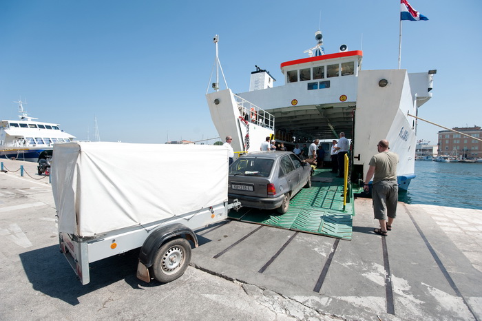 Zadar, 220612
Mnogi su iskoristili praznike kako bi povezali produzeni vikend i otisli na more pa je tako danas u zadarskoj trajektnoj luci pojacan promet.
Na fotografiji: detalj iz trajektne luke
Foto: Luka Gerlanc / CROPIX Zadar, 220612
Mnogi su iskoristili praznike kako bi povezali produzeni vikend i otisli na more pa je tako danas u zadarskoj trajektnoj luci pojacan promet.
Na fotografiji: detalj iz trajektne luke
Foto: Luka Gerlanc / CROPIX
