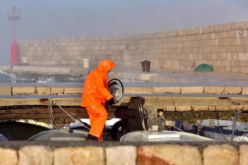 Jaka bura na zadarskom području otežava cestovni i pomorski promet, foto: Dino STanin/PIXSELL Jaka bura na zadarskom području otežava cestovni i pomorski promet, foto: Dino STanin/PIXSELL