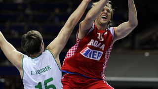Katowice, 180909.
Dvorana Sport Arena Spodek.
Europsko prvenstvo u kosarci u Poljskoj, cetvrtfinale izmedju Slovenije i Hrvatske.
Na slici: Zoran Planinic u skoku s loptom pored Erazem Lorbek.
Foto: Drago Sopta  / CROPIX