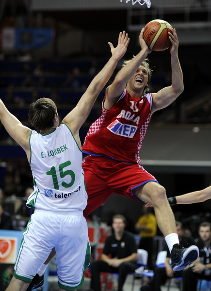 Katowice, 180909.
Dvorana Sport Arena Spodek.
Europsko prvenstvo u kosarci u Poljskoj, cetvrtfinale izmedju Slovenije i Hrvatske.
Na slici: Zoran Planinic u skoku s loptom pored Erazem Lorbek.
Foto: Drago Sopta  / CROPIX
