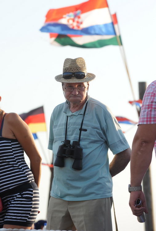 Zadar, 200811.
U Polaci na hipodromu Ravni kotari odrzane su 
14. Medjunarodne galopske konjicke utrke “Oluja 95”. 
Na slici: posjetitelji.
Foto: Andrija Lucic / CROPIX