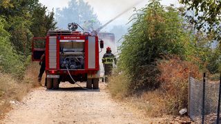 Veliki požar kod Smokovića zahvatio i parkirane automobile