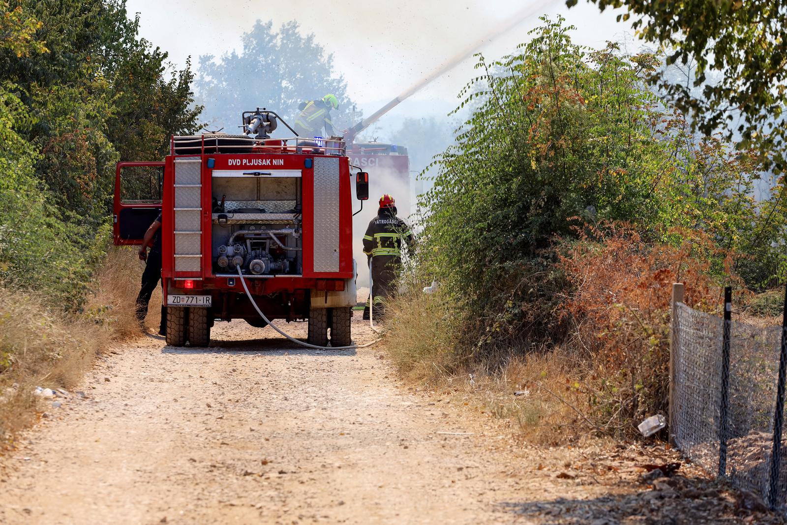 Veliki požar kod Smokovića zahvatio i parkirane automobile